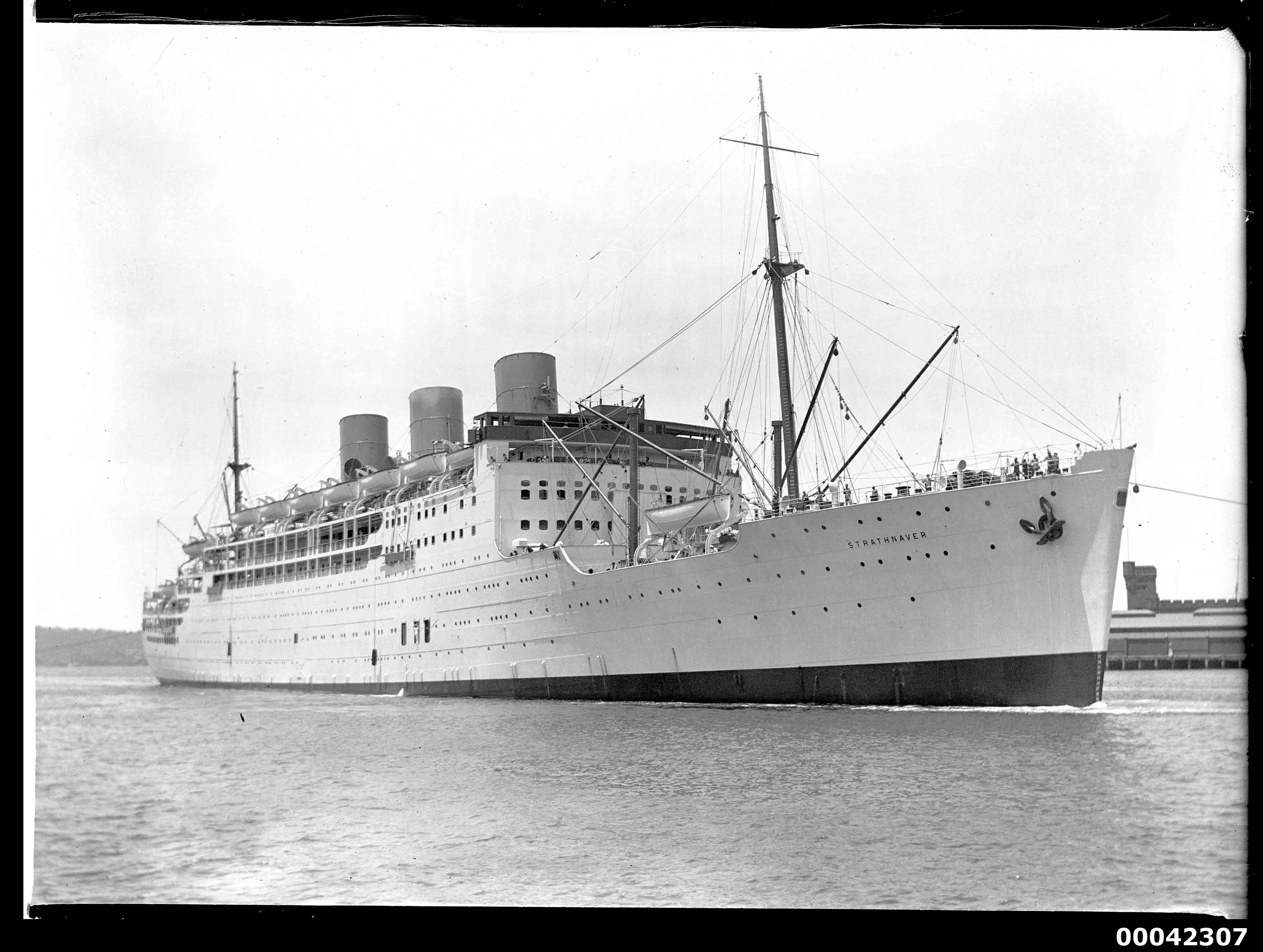 P&) Liner Strathnaver docking at Circular Quay,
                Sydney, 1931