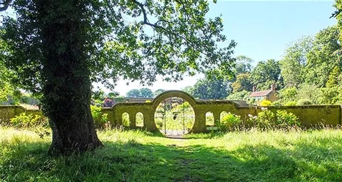 Wall and circular gateway
